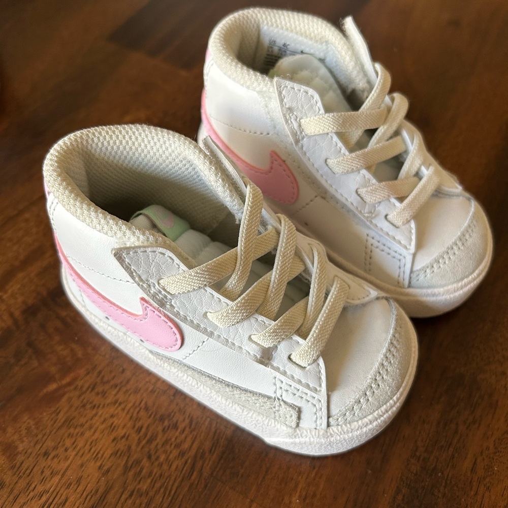 GUC White and Pink Nike Baby Sneakers 4C